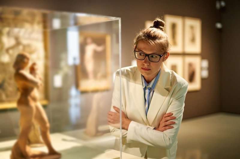 woman-visiting-art-gallery-lifestyle-concept.max-800x600