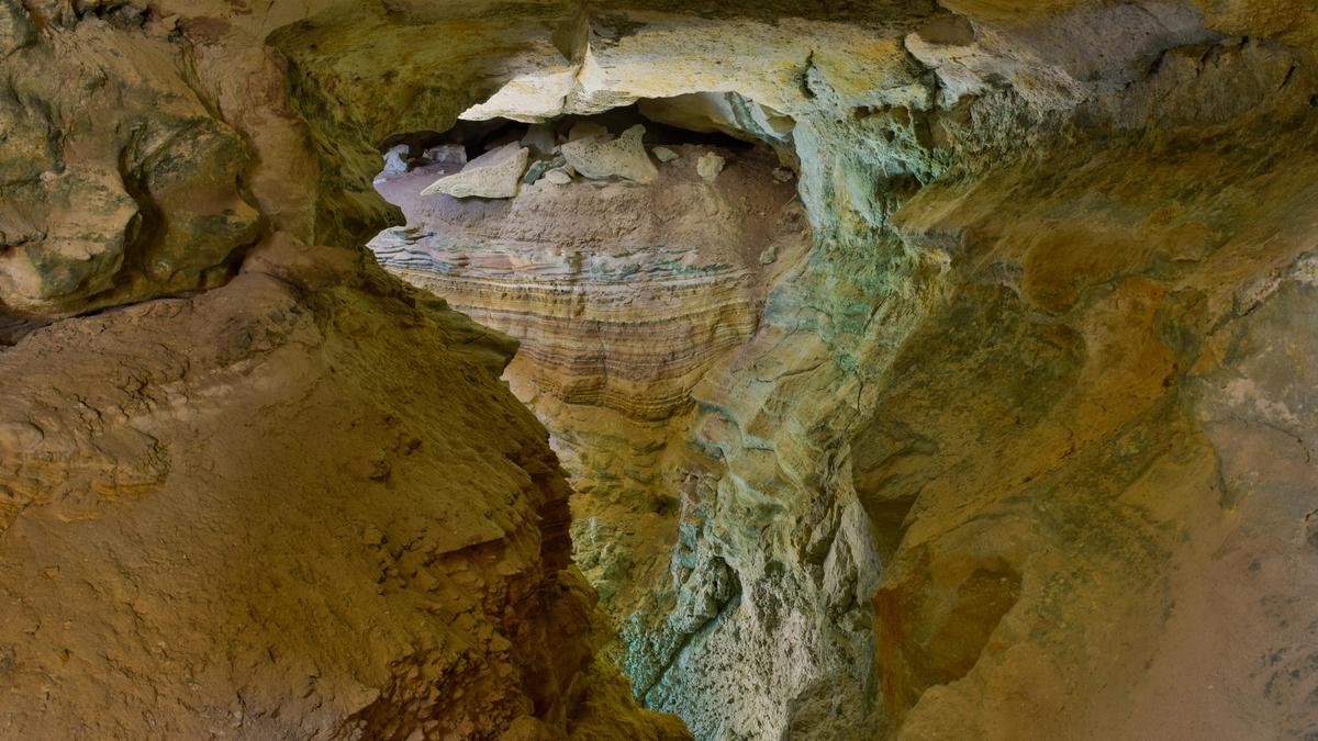 Вид карстовой пещеры в Грузии