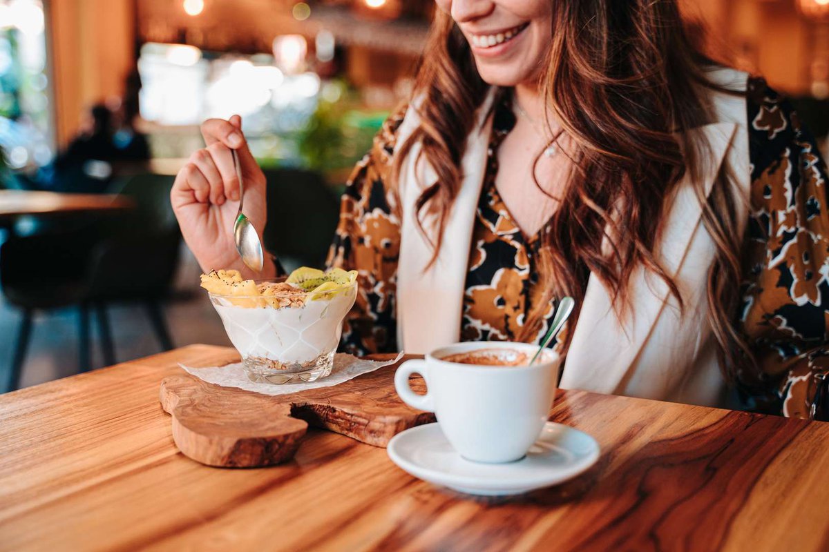 A girl and a healthy breakfast in a cafe