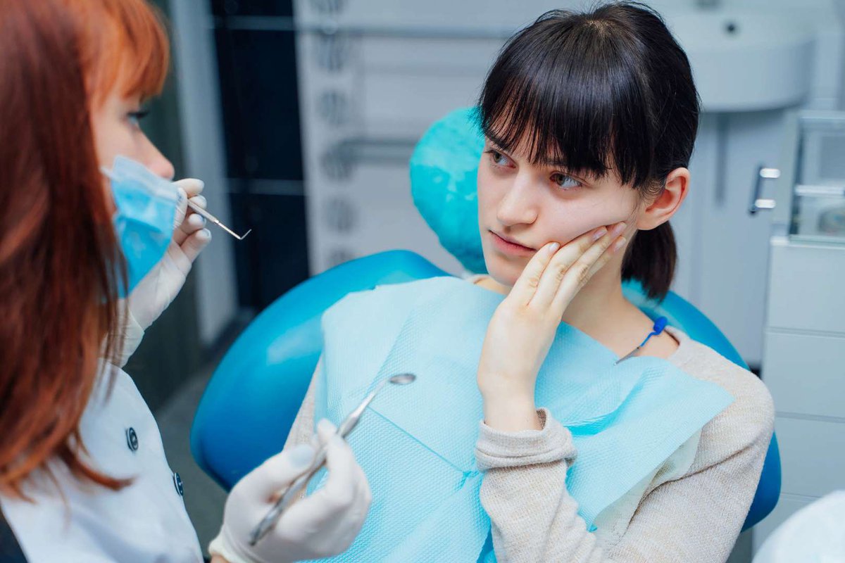 Молодая женщина у стоматолога