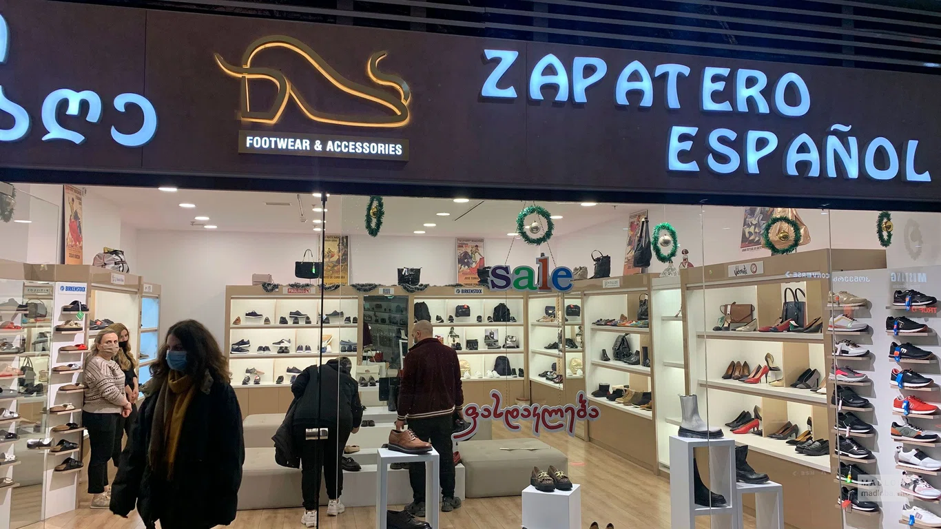 Вход в обувной магазин Испанский сапожник в Тбилиси