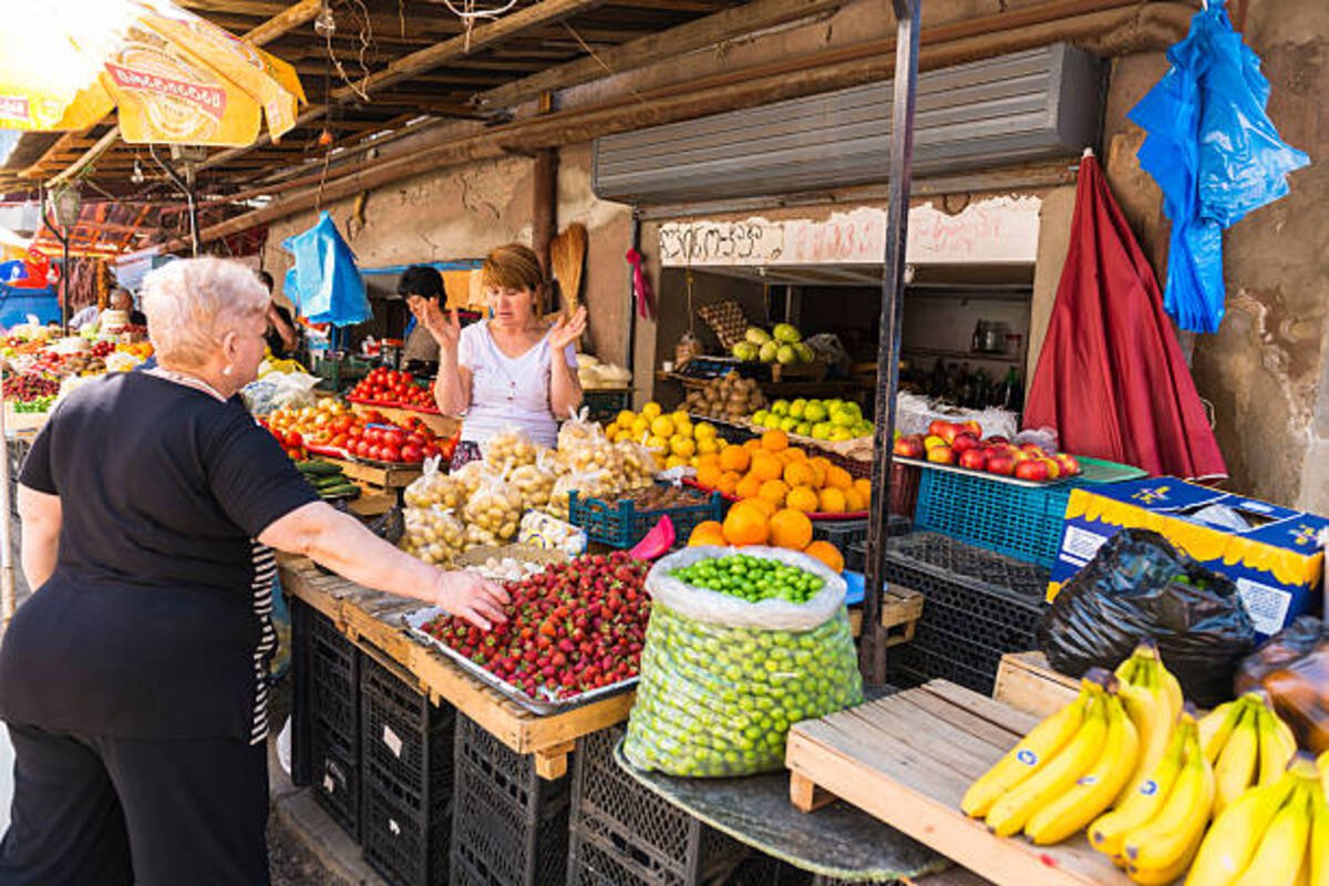 женщина выбирает фрукты на продуктовом рынке.jpg