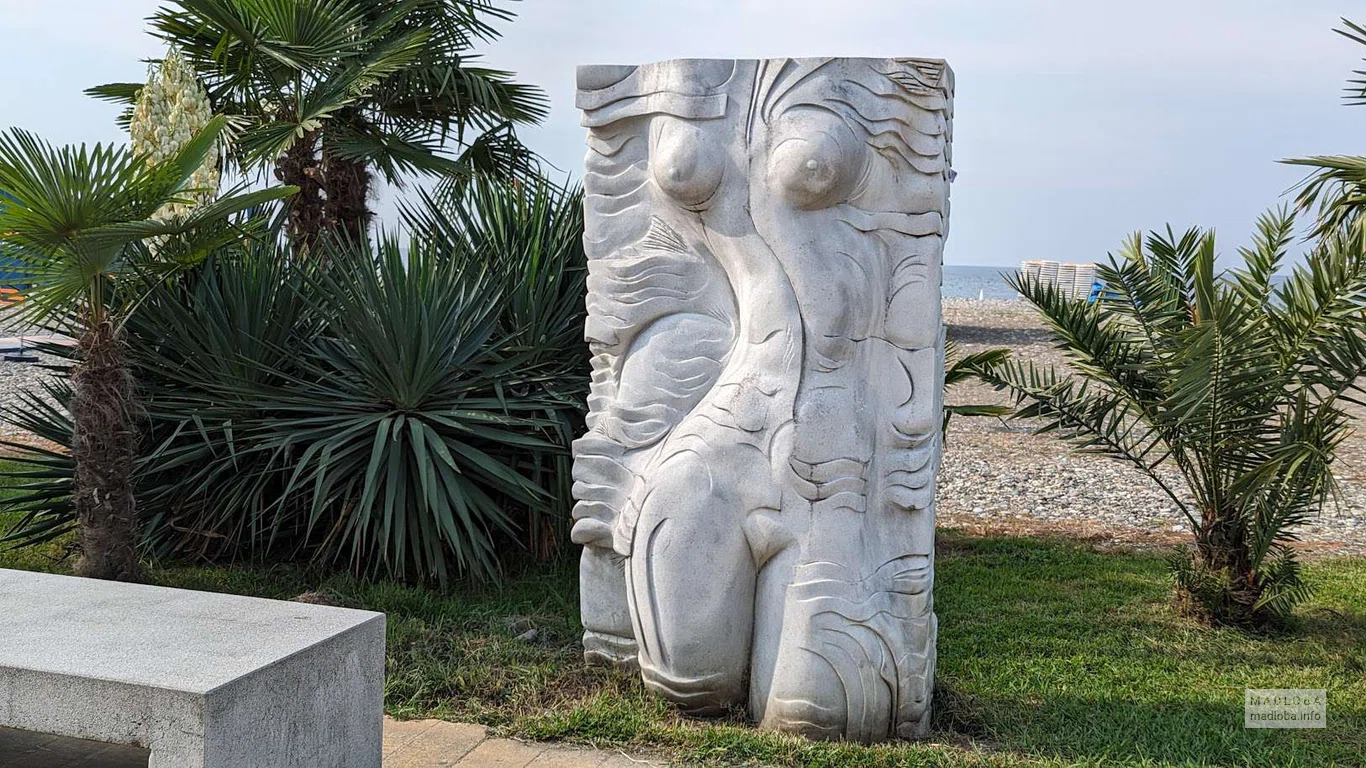 Женский торс скульптура женщины в Батуми